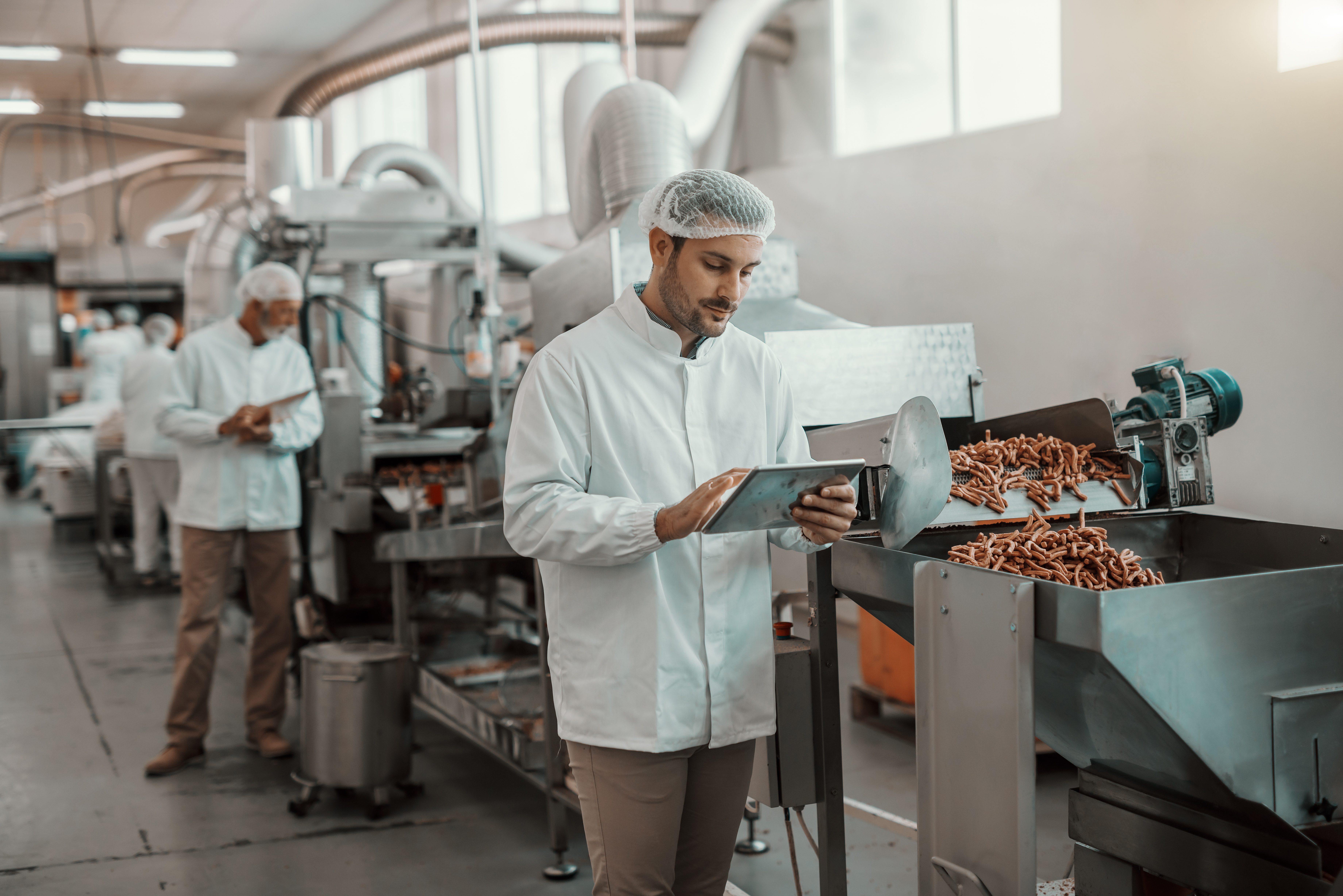 homem trabalhando em uma fábrica de manufatura de alimentos