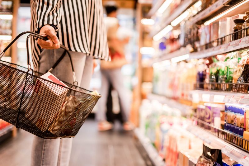 Comprador en una tienda de alimentos